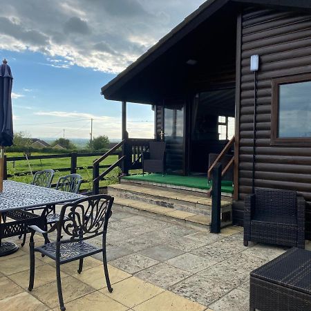 Rew Farm Country & Equestrian Accommodation - Sunrise Lodge Мелкшем Экстерьер фото