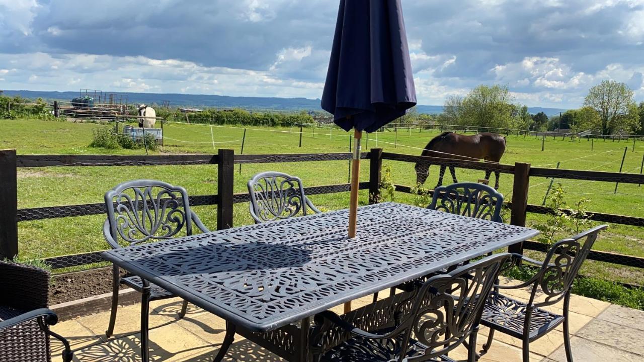 Rew Farm Country & Equestrian Accommodation - Sunrise Lodge Мелкшем Экстерьер фото