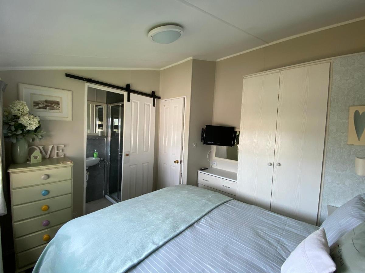 Rew Farm Country & Equestrian Accommodation - Sunrise Lodge Мелкшем Экстерьер фото