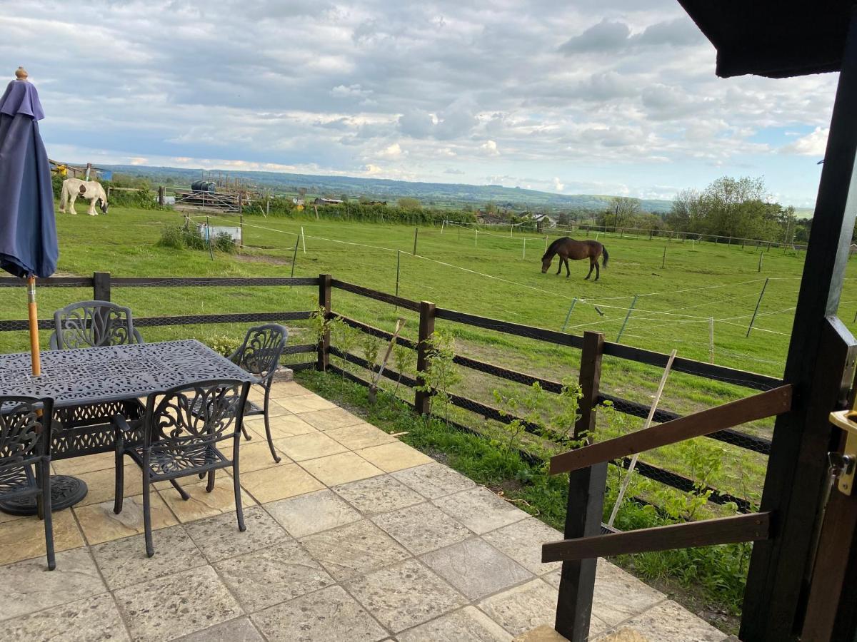 Rew Farm Country & Equestrian Accommodation - Sunrise Lodge Мелкшем Экстерьер фото