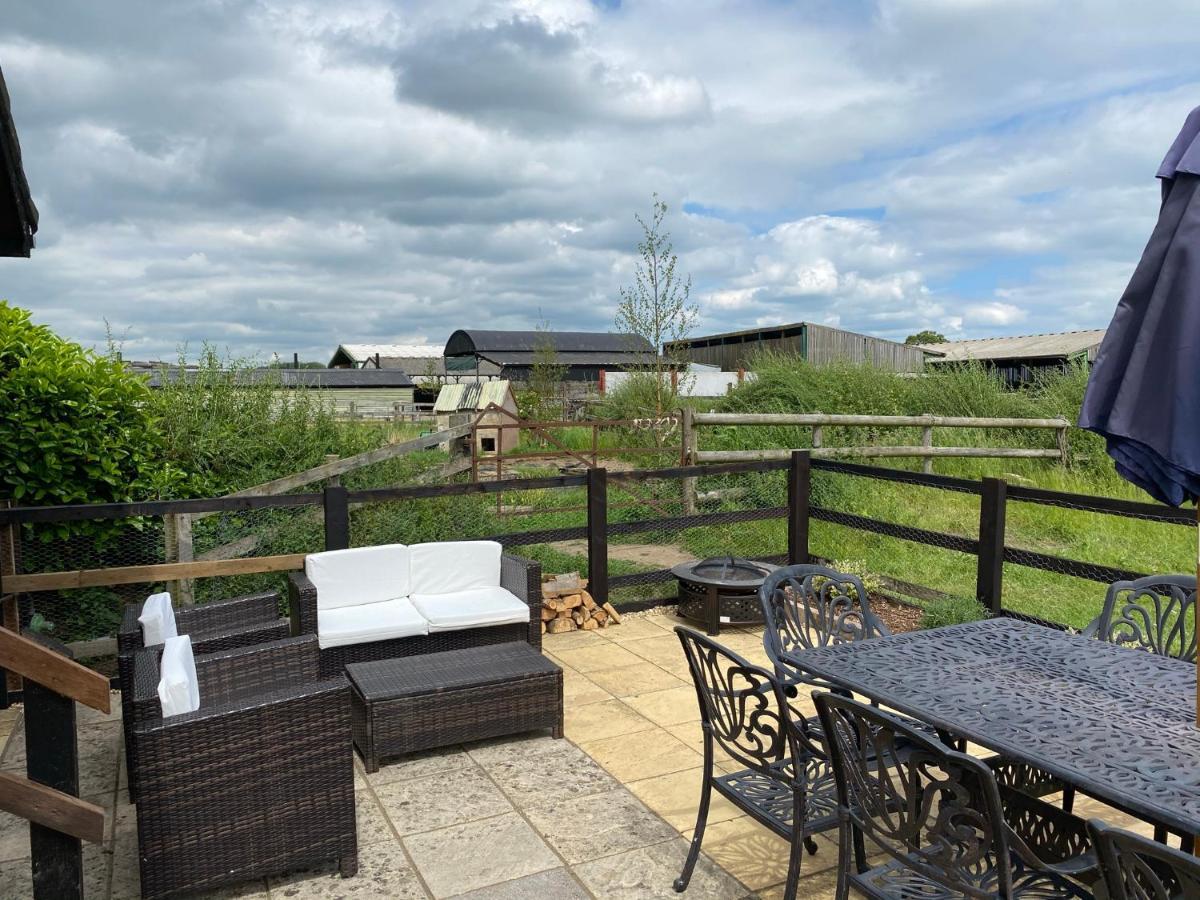 Rew Farm Country & Equestrian Accommodation - Sunrise Lodge Мелкшем Экстерьер фото