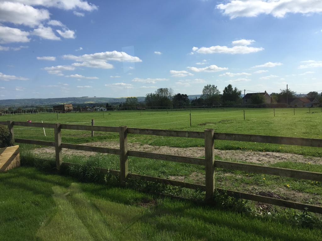 Rew Farm Country & Equestrian Accommodation - Sunrise Lodge Мелкшем Экстерьер фото